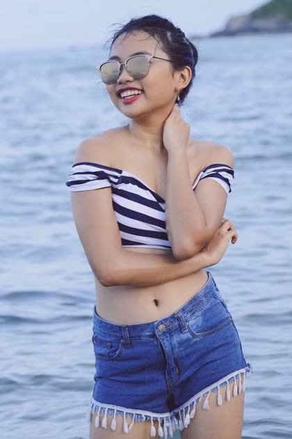 Giàu có và nổi tiếng hơn xưa, Phương Mỹ Chi ngày càng có nhiều thay đổi trong phong cách ăn mặc cả trong đời thường lẫn những lần dự sự kiện. Ở lứa tuổi vị thành niên là giai đoạn Phương Mỹ Chi hình thành tính cách cũng như có nhiều thay đổi về ngoại hình. Phong cách ăn mặc của giọng ca “Quê em mùa nước lũ” bị “săm soi” là "người lớn", không phù hợp với lứa tuổi.