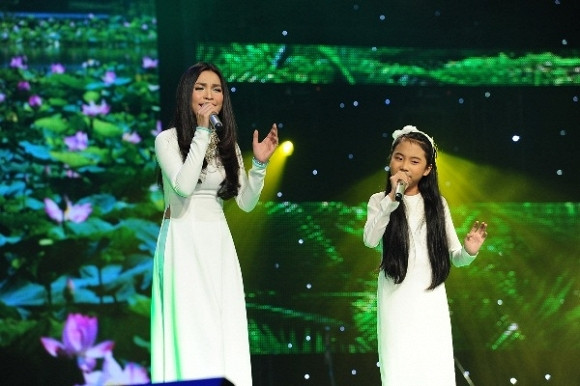 Trước những tin đồn rạn nứt tình cảm với cô Hiền Thục, Phương Mỹ Chi lên tiếng phủ nhận. Giải thích về nguyên nhân không xuất hiện trong liveshow "Dấu ấn" của Hiền Thục được tổ chức vào năm 2014, Phương Mỹ Chi cho biết, trách nhiệm của một ca sĩ là khi đã nhận show thì không được hủy. Giọng ca 16 tuổi cho biết, mối quan hệ giữa hai cô trò vẫn rất tốt. Dù đã lâu không gặp, nhưng cứ vào ngày lễ 20/1 hoặc năm mới, Phương Mỹ Chi vẫn nhắn tin chúc mừng cô Hiền Thục và nhận được lời dỗ dành: “Vẫn luôn yêu thương con dù cô ở xa” từ nữ ca sĩ.