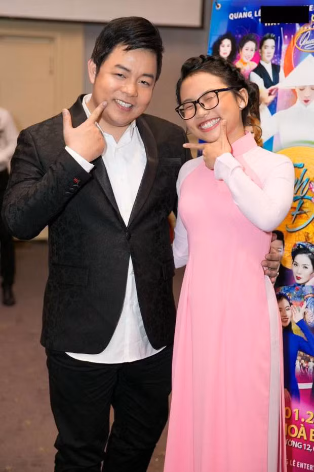 Trước những lời bàn tán về việc có sự mâu thuẫn nên Phương Mỹ Chi mới quyết định rời công ty, "Chị Bảy" cho biết bản thân rất trân trọng khoảng thời gian khi vẫn đang hoạt động trong công ty. Phương Mỹ Chi cho biết Quang Lê buồn vì quyết định của cô và hứa hẹn để cô ở lại công ty. Tuy nhiên, sau 6 năm, Phương Mỹ Chi nghĩ bản thân đã học hỏi được rất nhiều và đến lúc cần phải trải nghiệm nhiều hơn, tập tự đứng trên đôi chân của mình.