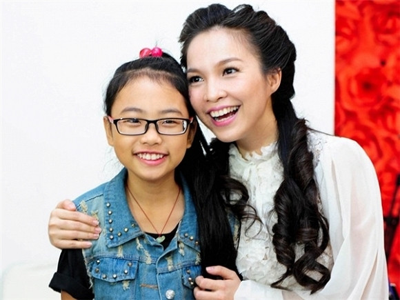 Sự việc đầu tiên xảy ra với Phương Mỹ Chi khi bị tố vô ơn khi chưa từng công khai nói lời cám ơn "người thầy" Hiền Thục đã dìu dắt mình sau chương trình Giọng hát Việt Nhí, thậm chí cả 2 cô trò rất hiếm khi xuất hiện cùng nhau. Nhiều nguồn tin cho rằng đây là lý do Phương Mỹ Chi không được Hiền Thục mời hát trong liveshow "Dấu Ấn". Dù Hiền Thục ngay sau đó đã lên tiếng giải thích cho học trò nhưng nhiều người vẫn tin đây là sự thật.