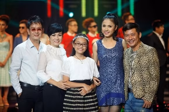 Phương Mỹ Chi cũng từng nhận không ít chỉ trích khi nhận lời làm giám khảo cho một chương trình tài năng và ngồi ngang vị trí với bậc tiền bối trong nghề. Nhiều người cho rằng không chỉ tuổi nghề mà cả kiến thức chuyên môn, Phương Mỹ Chi không thể đánh giá phần trình diễn của các nghệ sĩ đàn anh, đàn chị. Mặc dù đây không phải lỗi của Phương Mỹ Chi, nhưng cuối cùng người bị chỉ trích nhiều nhất lại vẫn là cô bé sinh năm 2003.