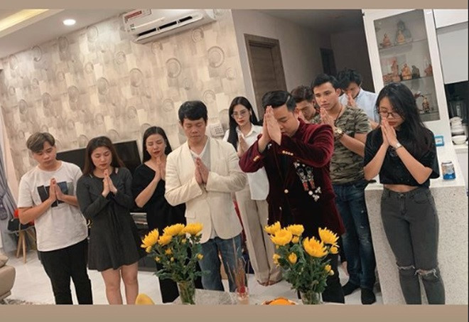 Trong ngày cúng tổ nghề sân khấu vào tháng 9/2019, Phương Mỹ Chi cùng cha nuôi và một số đồng nghiệp cúng Tổ nghề tại nhà của Quang Lê. Tuy nhiên giọng ca trẻ vấp phải tranh cãi vì mặc crop top hở eo trong ngày được coi là quan trọng với giới nghệ sĩ. Khi bị nhắc nhở vì mặc crop top cúng Tổ nghề, Phương Mỹ Chi giải thích cô mặc đồ đi học và được cha nuôi Quang Lê gọi đến bất ngờ. Trước đó, khi giỗ Tổ nghề tại nhà thờ Tâm linh Việt vào chiều 9/9 do danh hài Hoài Linh tổ chức, Phương Mỹ Chi mặc áo dài giản dị. Cô cũng gửi tặng khán giả có mặt một ca khúc dân ca với giọng hát ngọt ngào.