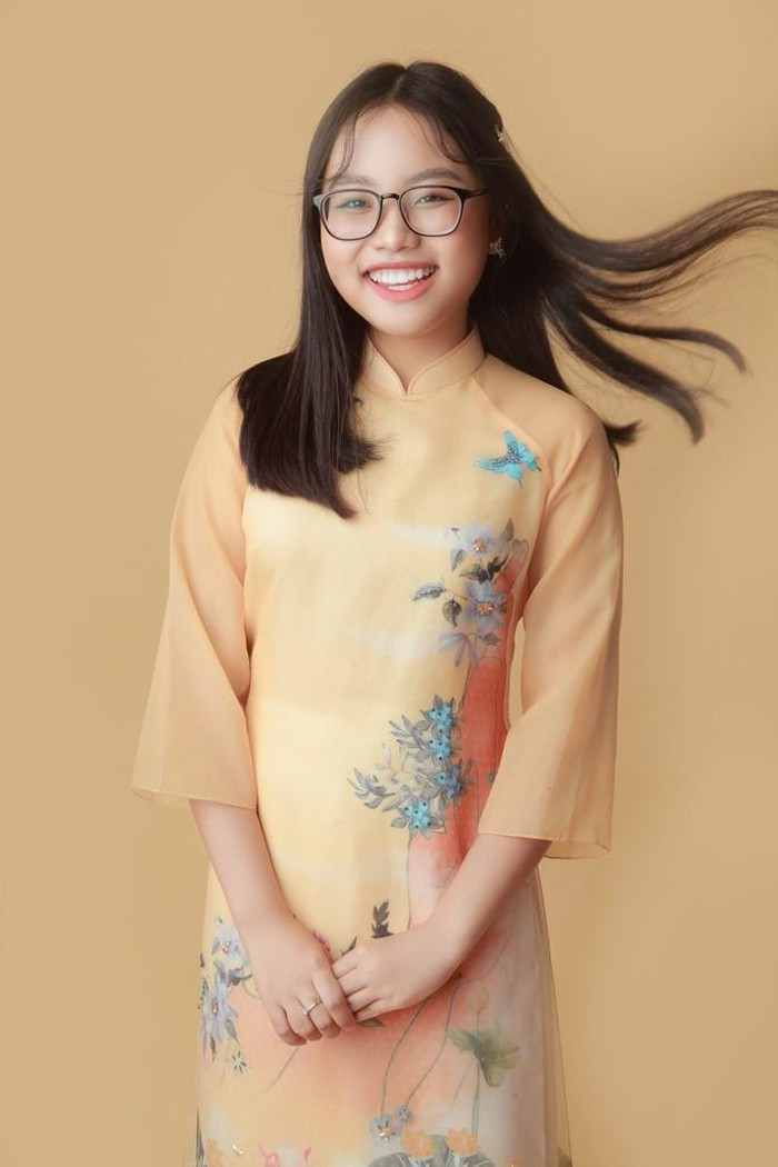 6 năm sau hào quang từ Giọng hát Việt nhí, Phương Mỹ Chi giờ đã ra dáng thiếu nữ, ngày càng xinh đẹp. "Cô bé hát dân ca" giờ đây đã lớn khôn và có những bước đi chắc chắn trong nghệ thuật. Dù phải đương đầu với nhiều áp lực của sự nổi tiếng nhưng Phương Mỹ Chi cho biết đó chính là điều giúp bản thân trưởng thành hơn. “Em cảm thấy mình nhận lại được nhiều hơn là mất khi nổi tiếng sớm. Em, gia đình và người thân hài lòng với những gì đã qua. Khán giả ủng hộ những sản phẩm, lối sống, sự trưởng thành của em. Bên cạnh đó, em có điều kiện hơn để phụ giúp cho cuộc sống gia đình tốt hơn. Điều đặc biệt là em học được nhiều bài học quý giá từ cuộc sống”, ca sĩ sinh năm 2003 chia sẻ.