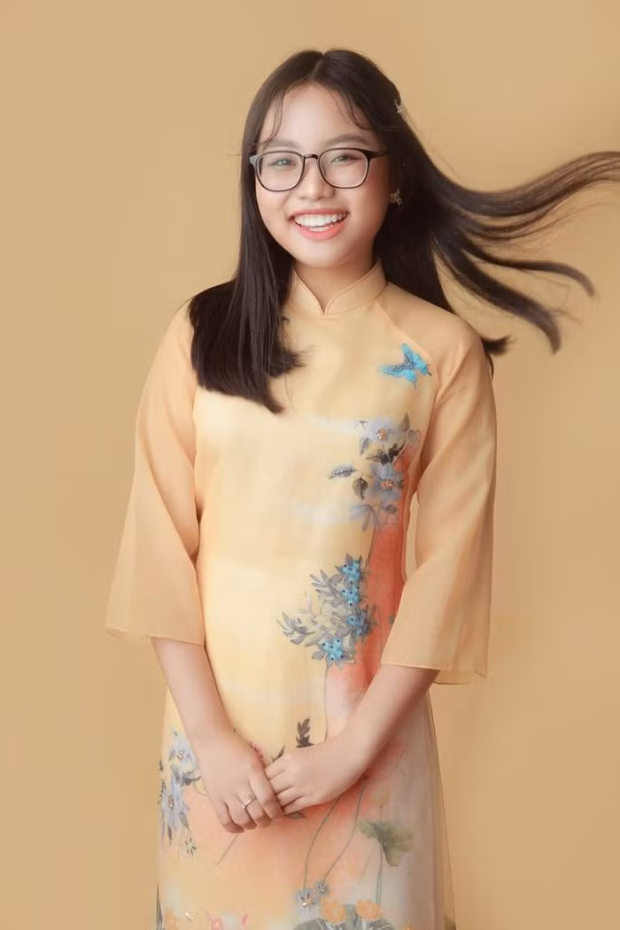 6 năm sau hào quang từ Giọng hát Việt nhí, Phương Mỹ Chi giờ đã ra dáng thiếu nữ, ngày càng xinh đẹp. "Cô bé hát dân ca" giờ đây đã lớn khôn và có những bước đi chắc chắn trong nghệ thuật. Dù phải đương đầu với nhiều áp lực của sự nổi tiếng nhưng Phương Mỹ Chi cho biết đó chính là điều giúp bản thân trưởng thành hơn. “Em cảm thấy mình nhận lại được nhiều hơn là mất khi nổi tiếng sớm. Em, gia đình và người thân hài lòng với những gì đã qua. Khán giả ủng hộ những sản phẩm, lối sống, sự trưởng thành của em. Bên cạnh đó, em có điều kiện hơn để phụ giúp cho cuộc sống gia đình tốt hơn. Điều đặc biệt là em học được nhiều bài học quý giá từ cuộc sống”, ca sĩ sinh năm 2003 chia sẻ.