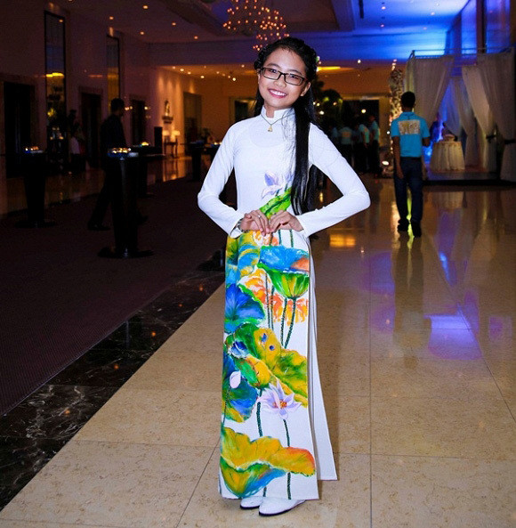 Nhanh chóng trở nên nổi tiếng nên Phương Mỹ Chi lập tức thu hút khán giả, đây cũng chính là nguyên nhân khiến cô bé nhiều lần vướng phải ồn ào chảnh choẹ, hét giá cát-xê cao. Cụ thể, có những thông tin cho rằng việc gia đình Phương Mỹ Chi đòi 600 triệu cho việc thu âm 10 ca khúc phục vụ kinh doanh nhạc chuông, nhạc chờ, hét giá tham dự sự kiện 5.000 USD, giá đi hát sự kiện là 30 triệu đồng... Với một cô bé 10 tuổi lúc bấy giờ như Phương Mỹ Chi thì cô hoàn toàn không biết gì với những vấn đề về tài chính.