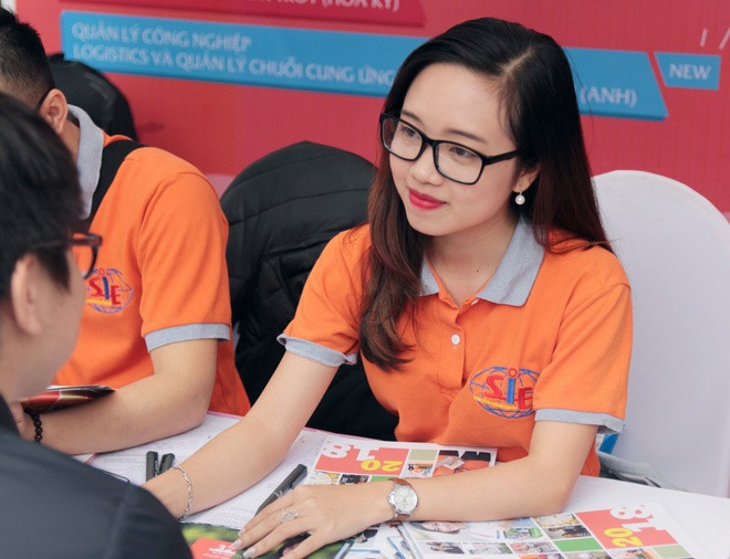 Cô được trao giấy khen của hiệu trưởng Đại học Bách khoa Hà Nội cho sinh viên có thành tích học tập tốt và nhiều đóng góp cho công tác Đoàn thanh niên - Hội sinh viên. Nữ sinh vừa là lớp trưởng vừa là bí thư chi đoàn.