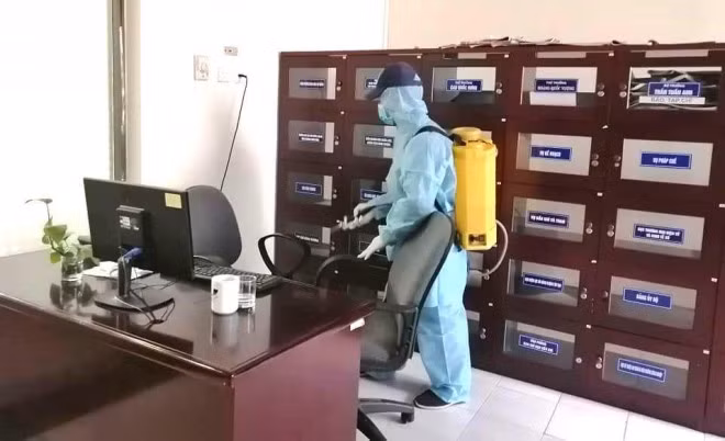 Loan gia dich vu phun xit khu trung nha cua vi virus Corona