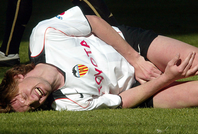 Mot cau thu bi cam thi dau 5 nam vi can dong nghiep