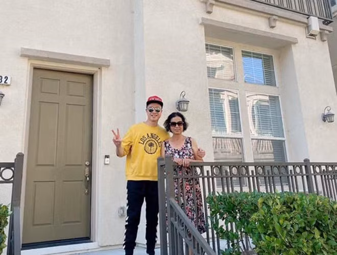 "Loá mắt" trước cơ ngơi hoành tráng của dàn sao Việt trên đất Mỹ Trên tài khoản cá nhân, nam ca sĩ Nhật Tinh Anh chia sẻ bức ảnh chụp cùng mẹ trước căn hộ ở thành phố San Jose, bang California, Mỹ (Nguồn:Zing)