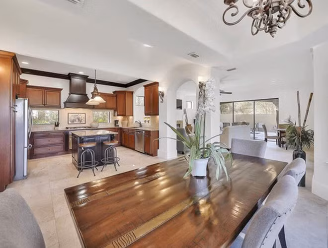 "Loá mắt" trước cơ ngơi hoành tráng của dàn sao Việt trên đất Mỹ - Hình 4 Căn nhà gồm 6 phòng ngủ, 6 phòng tắm, bể bơi và khu sân vườn rộng rãi. Đây là ngôi nhà thứ 3 của vợ chồng Hồng Ngọc tại Mỹ