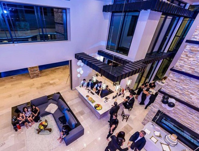 "Loá mắt" trước cơ ngơi hoành tráng của dàn sao Việt trên đất Mỹ - Hình 12 Căn biệt thự phải mất tới 3 năm để hoàn thiện, bao gồm cả bể bơi, sân vườn, phòng chiếu phim, thang máy…Màu chủ đạo của căn nhà là màu đen, nâu và trắng