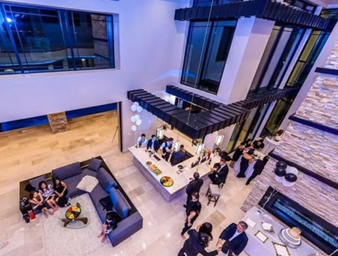 "Loá mắt" trước cơ ngơi hoành tráng của dàn sao Việt trên đất Mỹ - Hình 12 Căn biệt thự phải mất tới 3 năm để hoàn thiện, bao gồm cả bể bơi, sân vườn, phòng chiếu phim, thang máy…Màu chủ đạo của căn nhà là màu đen, nâu và trắng