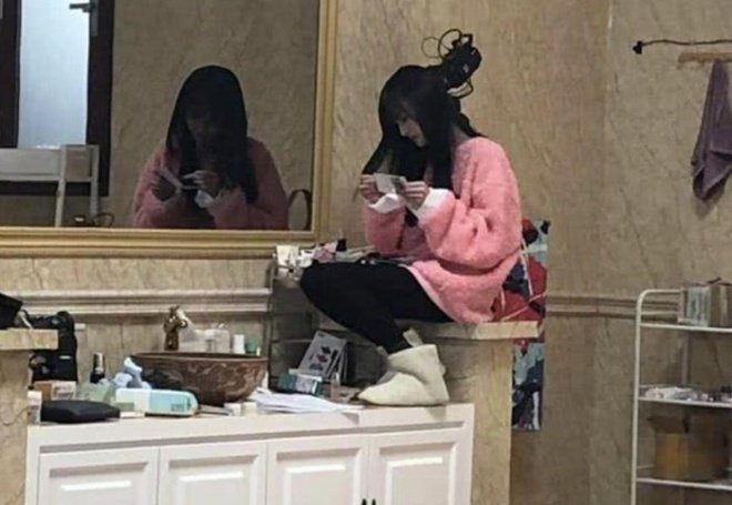 Trinh Sang gay tranh cai khi ngoi len be rua tay