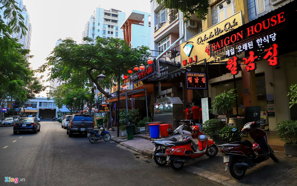 Khu đô thị Phú Mỹ Hưng có hơn 20.000 người Hàn Quốc sinh sống và làm việc, tập trung đông nhất ở khu Sky Garden. Trong bối cảnh dịch Covid-19 lây lan khó kiểm soát ở Hàn Quốc, khu vực này cũng vắng lặng hơn.