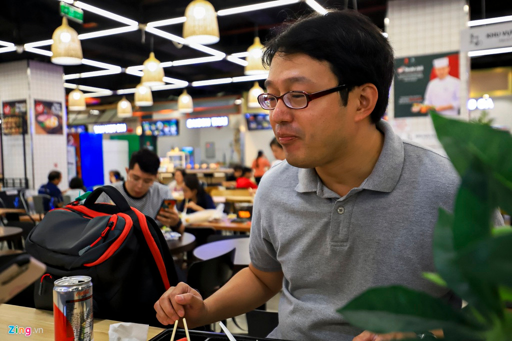 Cùng chung quan điểm đó, anh Hirobumi Mineo, giảng viên tại Đại học Tôn Đức Thắng khẳng định Việt Nam cho anh cảm giác an toàn, người dân cũng không xa lánh khi biết anh là người Nhật Bản trong giai đoạn này. "Tôi nghĩ tình trạng vắng vẻ chỉ là nhất thời, không lâu nữa mọi người sẽ sớm lấy lại lòng tin và thoải mái sinh hoạt trở lại", anh chia sẻ.