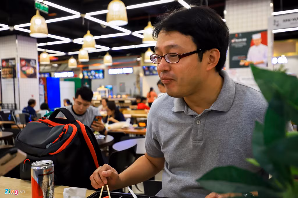 Cùng chung quan điểm đó, anh Hirobumi Mineo, giảng viên tại Đại học Tôn Đức Thắng khẳng định Việt Nam cho anh cảm giác an toàn, người dân cũng không xa lánh khi biết anh là người Nhật Bản trong giai đoạn này. "Tôi nghĩ tình trạng vắng vẻ chỉ là nhất thời, không lâu nữa mọi người sẽ sớm lấy lại lòng tin và thoải mái sinh hoạt trở lại", anh chia sẻ.