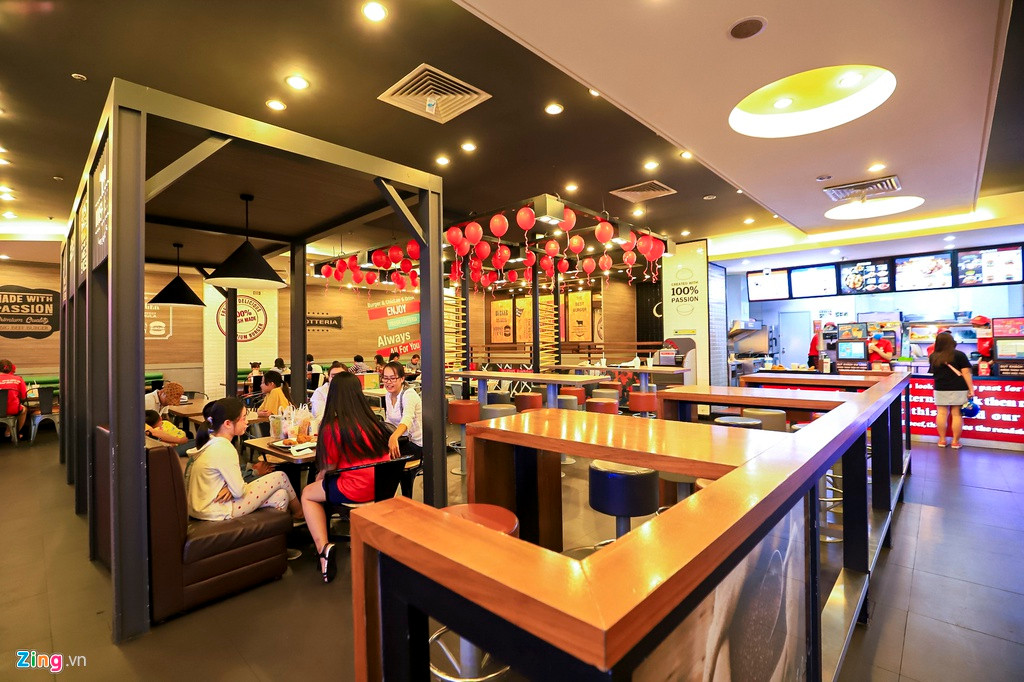 Anh Hoàng Vũ - quản lý một gian hàng cho biết, lượng khách Hàn Quốc ngày càng ít đi trong những ngày qua. "Khách giảm, doanh số của chúng tôi cũng giảm theo đến 40%", anh nói với Zing.vn. Do đặc điểm các món ăn ở đây dùng tay nhiều hơn muỗng, dĩa, thực khách có phần e ngại hơn trong tình hình dịch bệnh vẫn chưa hoàn toàn hết nguy cơ.