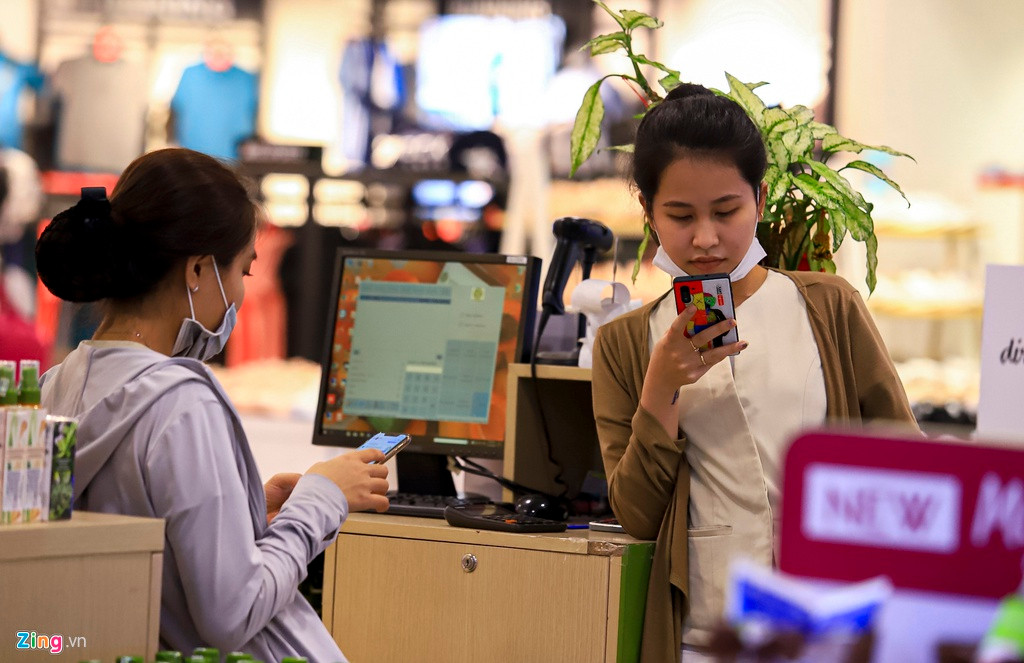 Thậm chí, ở các cửa hàng bán lẻ của một số thương hiệu mỹ phẩm, thời trang, điện tử... nhân viên rảnh rỗi sử dụng điện thoại hoặc ăn uống, chuyện trò chứ không có khách hàng để tiếp đón.