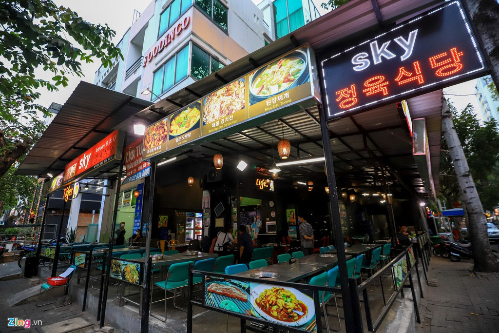 Cách đó không xa, một quán thịt nướng cũng rơi vào tình trạng khó khăn. "Lúc dịch mới xuất hiện cũng không vắng như bây giờ. Khách của chúng tôi chủ yếu là người Việt, mấy hôm nay người ta cũng ngại đến, nên vào thời điểm đông nhất cũng chưa lấp đủ một nửa không gian quán", chị Nở - nhân viên tại đây cho biết.