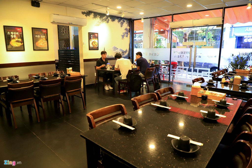 Bên trong một quán ăn dành cho người Hàn Quốc lúc 18h ngày 26/2, có tổng cộng 5 vị khách đang dùng bữa. "Đáng lẽ thời điểm này thường rất đông khách, nhưng khoảng 3 ngày trở lại đây, lượng khách giảm hơn một nửa, không biết sắp tới duy trì kinh doanh như thế nào", đại diện quán chia sẻ.