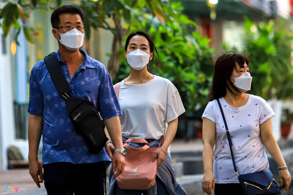 Thực tế, trước những diễn biến xấu của dịch Covid-19 ở quê nhà, người Hàn Quốc đang sinh sống tại TP.HCM tỏ ra khá lo lắng. Họ thực hiện nghiêm các biện pháp phòng tránh dịch, thậm chí một số còn hủy kế hoạch trở về Hàn Quốc thăm gia đình nhằm hạn chế khả năng lây nhiễm virus corona.