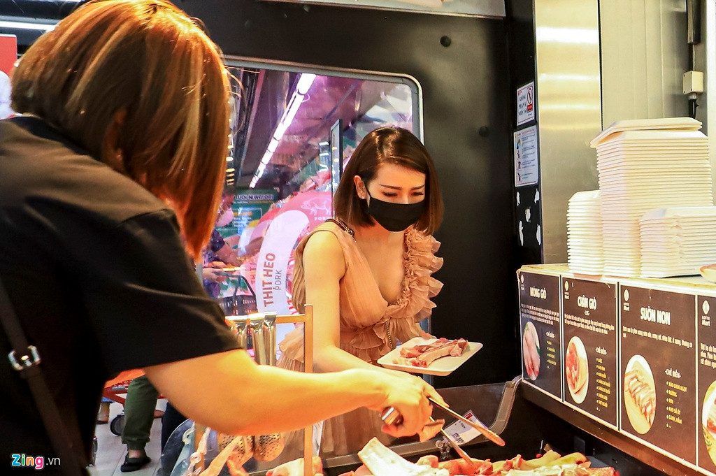 Tuy nhiên, chị Ty - một người dân sống tại huyện Nhà Bè (TP.HCM) cho rằng không cần lo ngại nhiều, chỉ cần có ý thức tuân thủ các biện pháp phòng chống dịch bệnh.