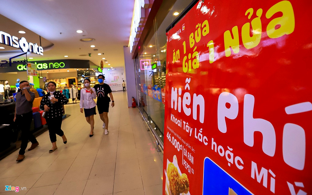 Nhiều nhà hàng buộc phải đưa ra các chương trình khuyến mại nhằm thu hút thực khách. Tuy vậy, tình hình không mấy cải thiện.