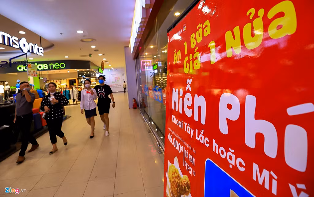 Nhiều nhà hàng buộc phải đưa ra các chương trình khuyến mại nhằm thu hút thực khách. Tuy vậy, tình hình không mấy cải thiện.