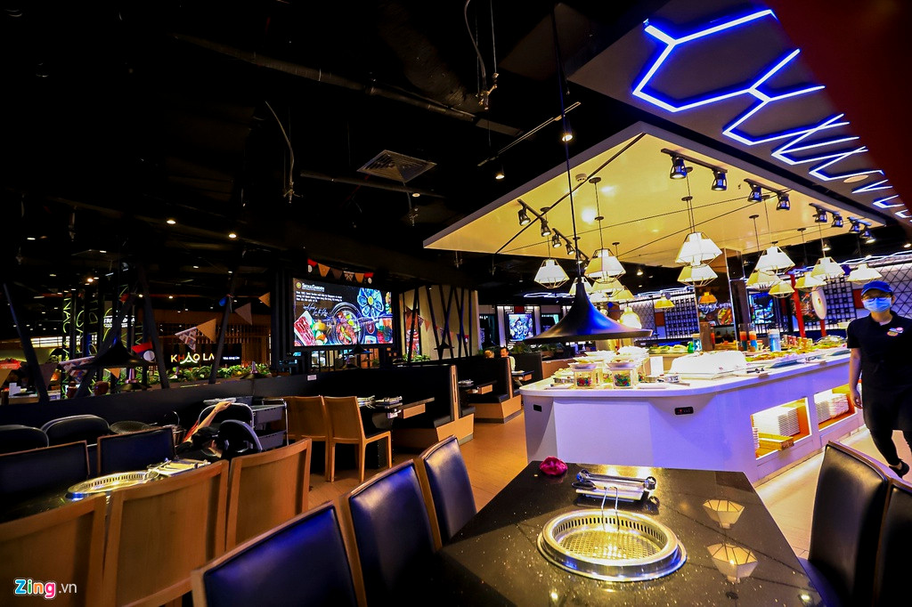 Tại một trung tâm thương mại lớn cách khu Sky Garden khoảng 1,5 km, nhiều nhà hàng cũng ghi nhận tình trạng vắng khách dù đã hơn 19h.