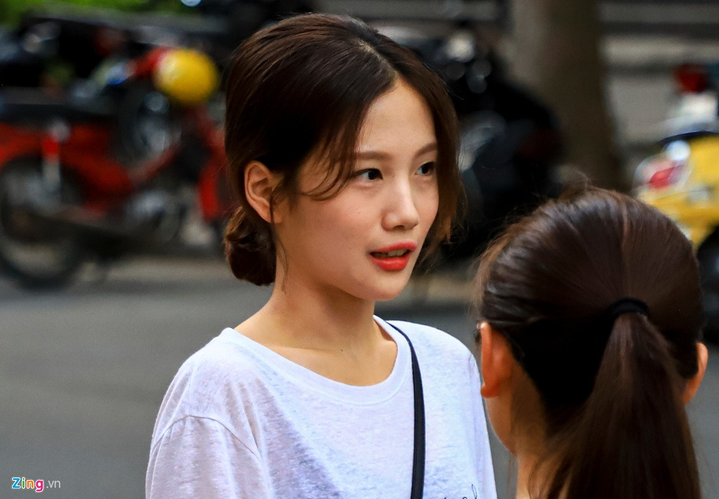 Yunseo Choi (19 tuổi) cho biết, cô hạn chế đến những nơi đông người trong giai đoạn này. Mặc dù vậy, sau 7 năm sinh sống tại TP.HCM, cô vẫn tin rằng Việt Nam an toàn hơn Hàn Quốc hiện nay.