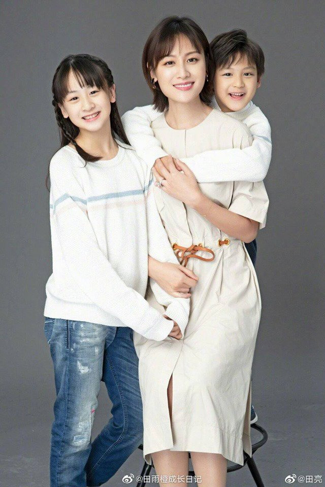 Cindy và Điền Lượng thường xuyên xuất hiện trong danh sách những cặp bố và con gái được yêu mến nhất trong cộng đồng mạng. Điền Lượng chia sẻ với truyền thông rằng mong muốn con gái được làm tất cả những hoạt động mà cô muốn.