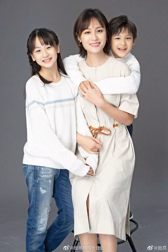 Cindy và Điền Lượng thường xuyên xuất hiện trong danh sách những cặp bố và con gái được yêu mến nhất trong cộng đồng mạng. Điền Lượng chia sẻ với truyền thông rằng mong muốn con gái được làm tất cả những hoạt động mà cô muốn.