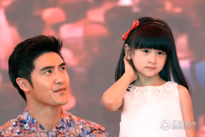 Nhiều dân mạng nhận xét Cindy của hiện tại vẫn mang những nét đáng yêu của ngày nhỏ nhưng ngày càng chững chạc, hoạt bát hơn.