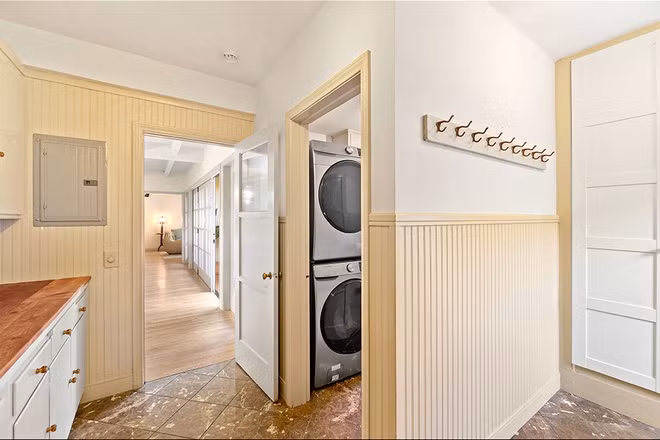 Những tiện ích nổi bật bên trong của căn biệt thự này có thể kể đến phòng studio, phòng giặt sấy, và phòng chứa quần áo rộng rãi.