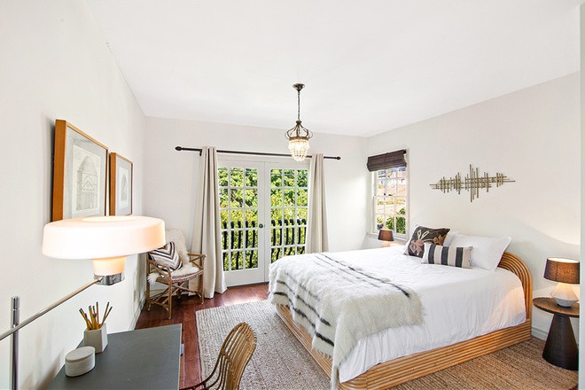 Hai phòng ngủ chính sang trọng nằm trên tầng 2 đều được tích hợp một phòng tắm bên trong và một ban công để ngắm cảnh.