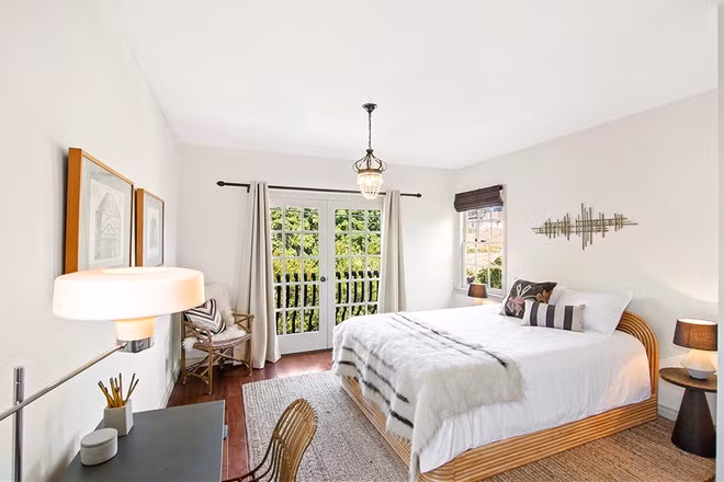 Hai phòng ngủ chính sang trọng nằm trên tầng 2 đều được tích hợp một phòng tắm bên trong và một ban công để ngắm cảnh.