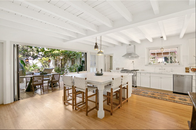 Nhà bếp và phòng ăn được tích hợp với nhau trong một không gian tương đối rộng rãi với những trang thiết bị nấu nướng cao cấp. Ngoài ra còn có một khu vực ăn uống ngoài trời để gia chủ và người thân tận hưởng những phút giây thư thái.