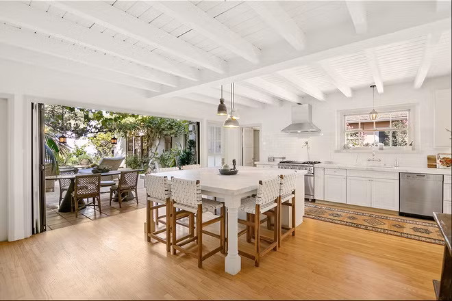 Nhà bếp và phòng ăn được tích hợp với nhau trong một không gian tương đối rộng rãi với những trang thiết bị nấu nướng cao cấp. Ngoài ra còn có một khu vực ăn uống ngoài trời để gia chủ và người thân tận hưởng những phút giây thư thái.