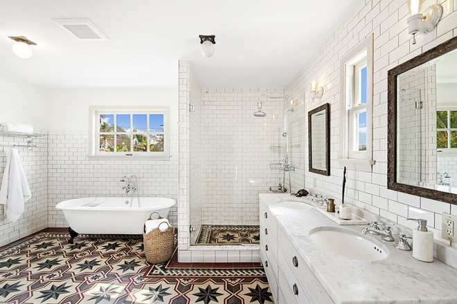 Phòng tắm chính được thiết kế như một khu spa trang nhã với đầy đủ các tiện nghi hiện đại, đắt tiền, và sàn nhà được lát gạch tinh xảo, cầu kỳ.