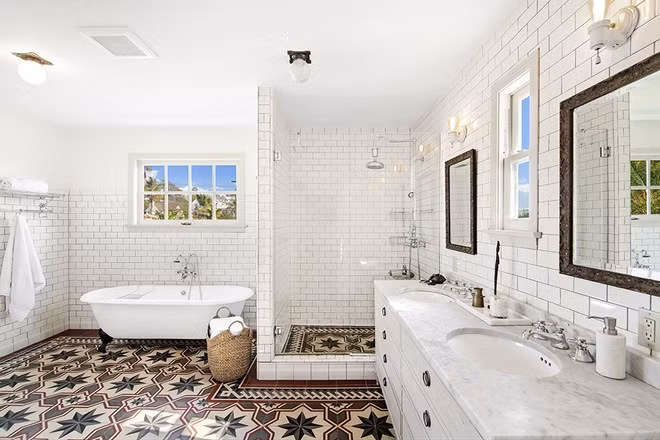 Phòng tắm chính được thiết kế như một khu spa trang nhã với đầy đủ các tiện nghi hiện đại, đắt tiền, và sàn nhà được lát gạch tinh xảo, cầu kỳ.