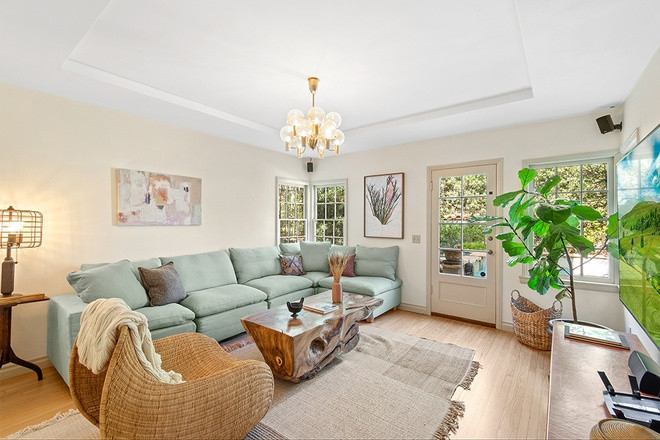 Phòng gia đình được sắp xếp gọn gàng với các gam màu sáng tạo nên những đường nét thanh lịch, nhẹ nhàng.