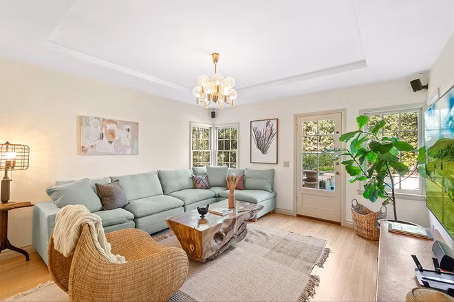 Phòng gia đình được sắp xếp gọn gàng với các gam màu sáng tạo nên những đường nét thanh lịch, nhẹ nhàng.