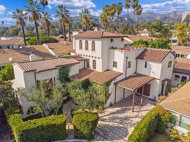 Madeleine Sackler mua căn biệt thự ở khu Los Feliz, thành phố Los Angeles (California, Mỹ) vào những ngày cuối tháng 1/2020 với giá khoảng 3 triệu USD. Biệt thự này có diện tích hơn 327 m2 với 4 phòng ngủ và 5 phòng tắm.