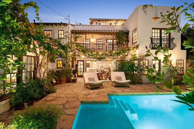 Ngôi nhà được xây vào năm 1939, mang những đường nét kiến trúc cổ điển với một kết cấu tương đối phức tạp và khác lạ. Những hàng rào cao bao quanh nhằm đảm bảo tính riêng tư cho gia chủ.