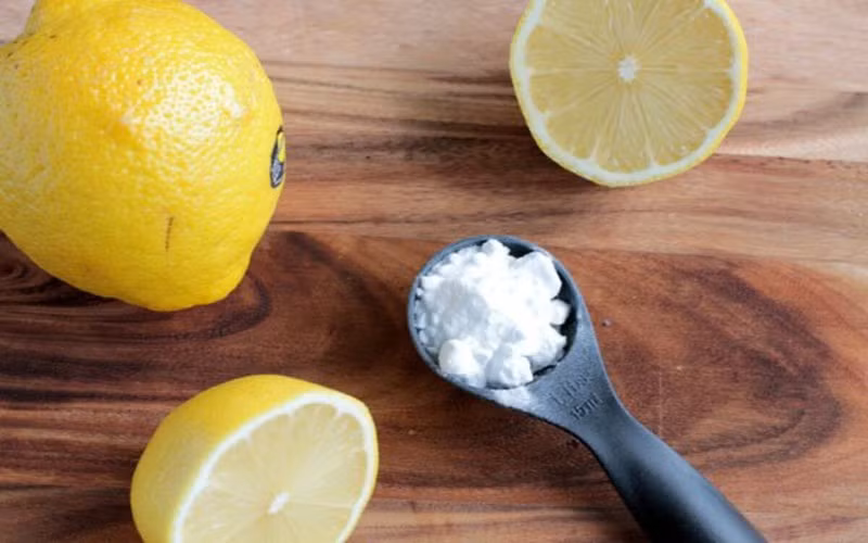 Kem đánh răng, muối, baking soda và nước chanh: Đánh răng với hỗn hợp kem đánh răng, muối, baking soda và nước chanh trong 4 - 5 phút rồi súc miệng sạch với nước để đem lại hiệu quả trắng sáng cho hàm răng.