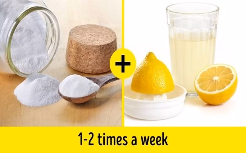 Bột nở và nước chanh: Nhúng bàn chải đánh răng vào nước chanh sau đó rắc bột nở lên trên. Dùng hỗn hợp này chải răng 1-2 lần/tuần để đạt hiệu quả tốt nhất.