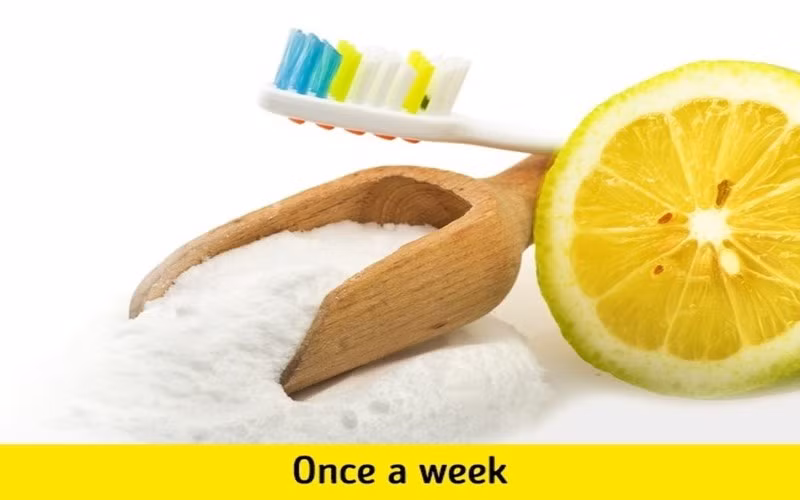 Baking soda và nước chanh: Lấy một nhúm baking soda vào bàn chải đánh răng của bạn, sau đó thêm một vài giọt nước cốt chanh để tạo thành hỗn hợp giúp bạn có được hàm răng sáng bóng.