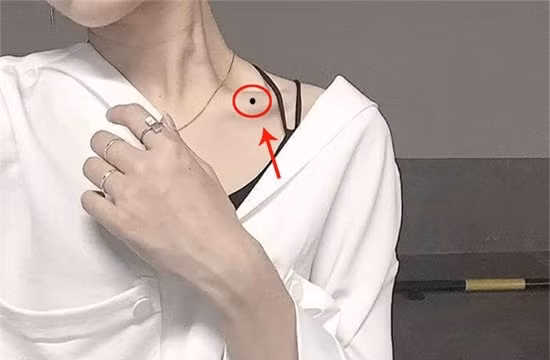 Vi tri not ruoi chua xui xeo, ca doi lan dan kho khan