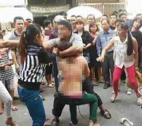 Vo ru ban danh ghen, lot tran chong va nhan tinh ngay giua pho