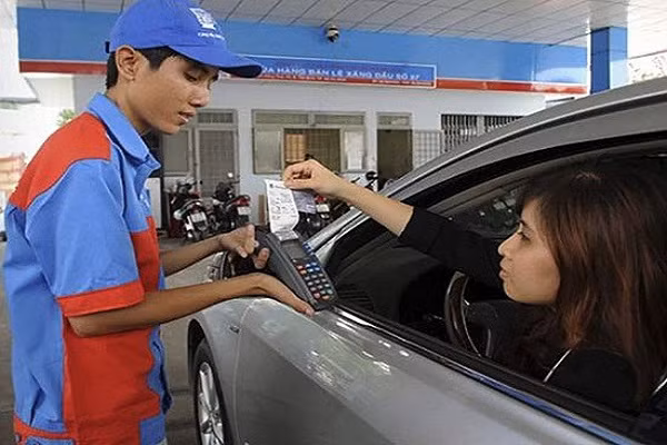 25% cua hang xang dau o Ha Noi chap nhan thanh toan khong tien mat